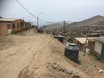 02-Pachacutec-Wassertanks_vor_Huetten