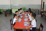 Kindergartengruppe_beim_Essen